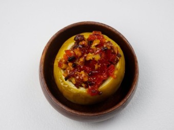 Яблоки, запеченные с курагой и грецким орехом