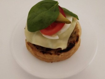 Бургеры с запеченным фаршем, шпинатом и ягодным соусом