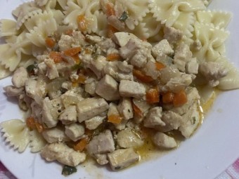 Куриное филе в соусе с макаронами