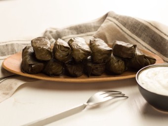 Долма в виноградных листьях с куриным фаршем: рецепт с видео