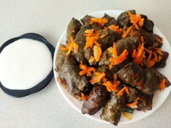 Сочная долма с виноградными листьями