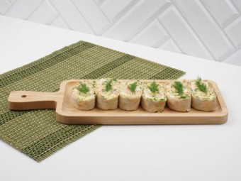 Рулет с консервированной сайрой