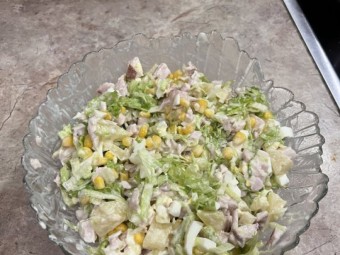 Легкий салат с ананасами и копченой курицей