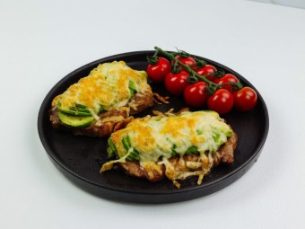 Свинина с авокадо под сырной шапкой