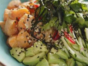 Поке с лососем и вкусным соусом