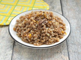 Каша из гречки с тушенкой