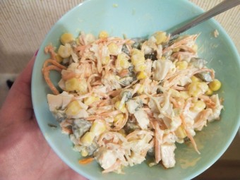 Салат с копченой курицей, корейской морковью и солеными огурцами