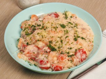Креветки с помидорами в сливочном соусе
