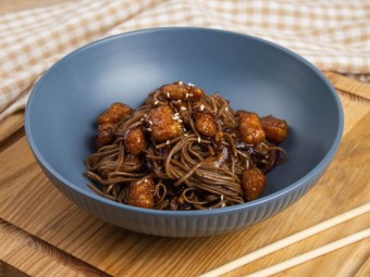 Соба с карамелизированной курицей