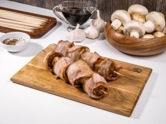 Шашлычки из шампиньонов, запеченные в беконе