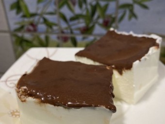 Творожный десерт с темным шоколадом