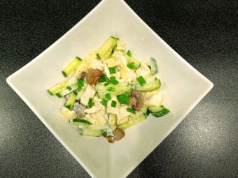 Необычный салат с омлетом и шампиньонами