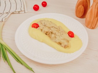 Пюре с вешенками в сливочном соусе и песто