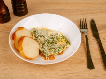 Яичница с беконом и помидорами