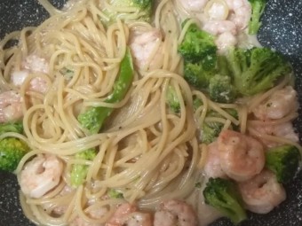 Спагетти с брокколи и креветками в сливках