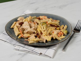 Сливочная паста с курицей и овощами