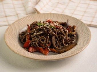 Соба с овощами в соусе свит-чили