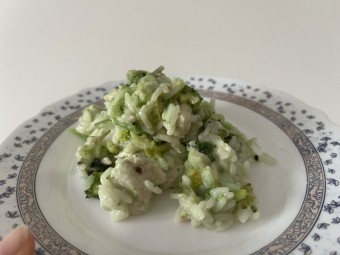 Боул с курицей, чукой и соусом гомодари