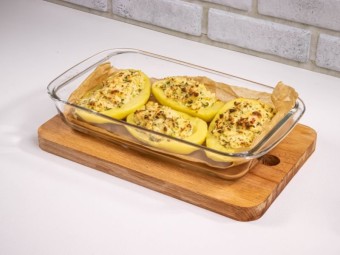 Запеченный картофель, фаршированный сыром фета