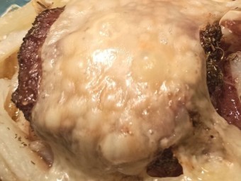 Бифштекс, запеченный в духовке с сыром и картофелем