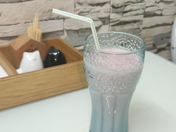 Бананово-малиновый молочный коктейль