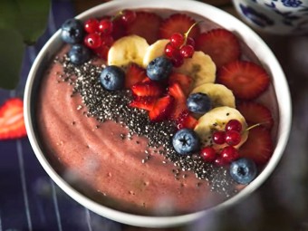 Клубничный смузи-боул