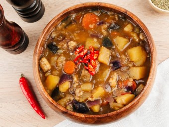 Овощное рагу с перцем чили и сушеными травами