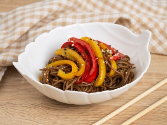 Соба с карамелизированными овощами