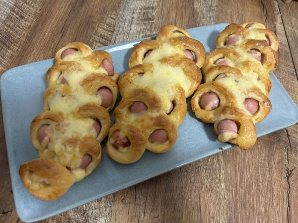 Сосиска в тесте под сырной шубкой