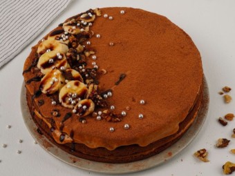 Торт из готовых коржей с вареной сгущенкой и бананом