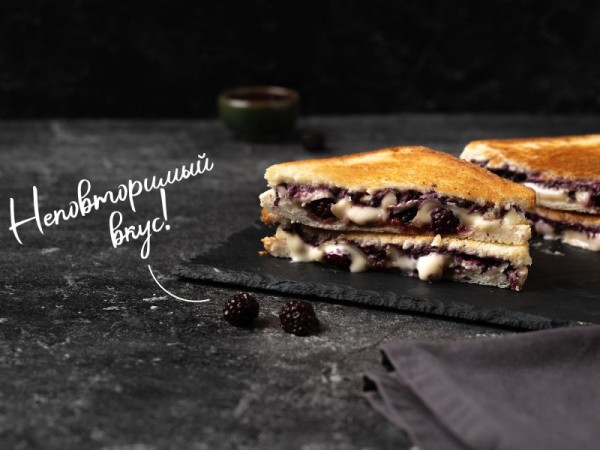 Гриль-чиз с ежевикой