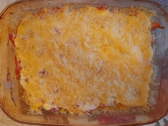 Мясо под шубой из грибов, овощей и сыра