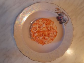 Салат с копченой курицей, корейской морковью и луком