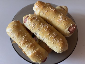 Румяные сосиски в тесте с белым кунжутом