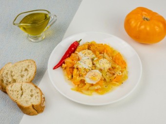 Шакшука с перепелиными яйцами