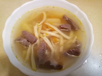 Наваристый суп с говяжьим языком и лапшой