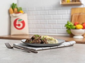 Печень куриная жареная с луком на сковороде