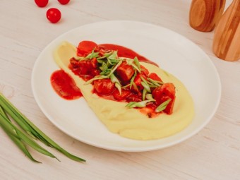 Пюре со свиным гуляшом