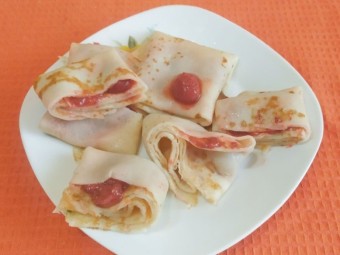 Блинчики с замороженной клубникой