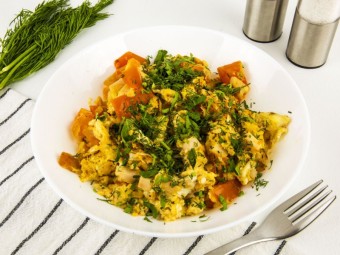 Омлет с помидорами и колбасой