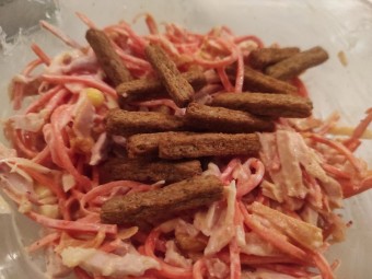 Салат с копченой курицей, корейской морковью и сухариками