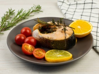 Стейк из лосося с апельсином и травами