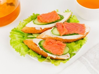 Брускетта с лососем и огурцом