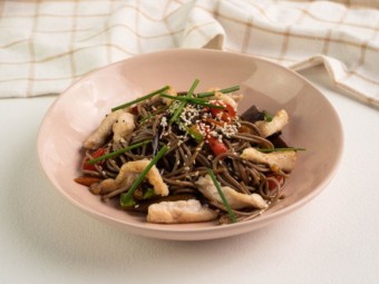 Соба с овощами и курицей