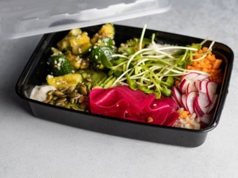 Будда-боул с киноа, колотым огурцом и чиа