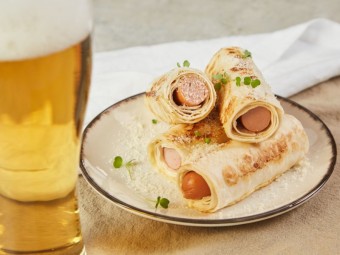 Сосиски в лаваше в сметанно-горчичном соусе