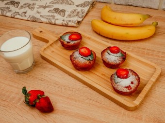 Маффины с клубникой и бананами