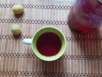 Компот со сливой, шиповником и черной смородиной