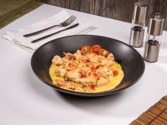 Куриное филе с овощами в сливочном соусе