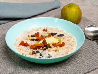 Овсяная каша с сухофруктами